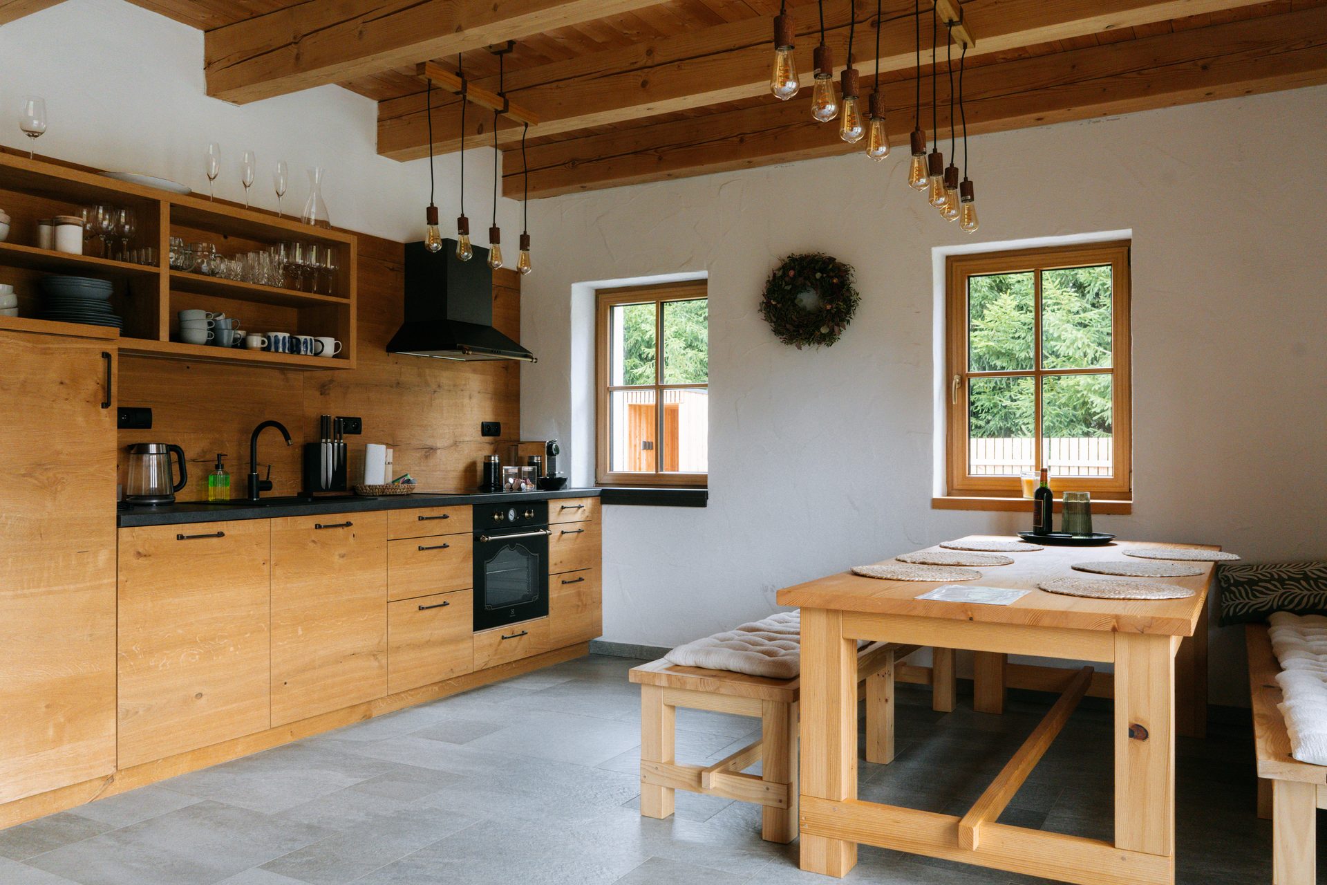 Kitchen with a long dining table, suitable for a company meeting at Výtoň 263 cottage