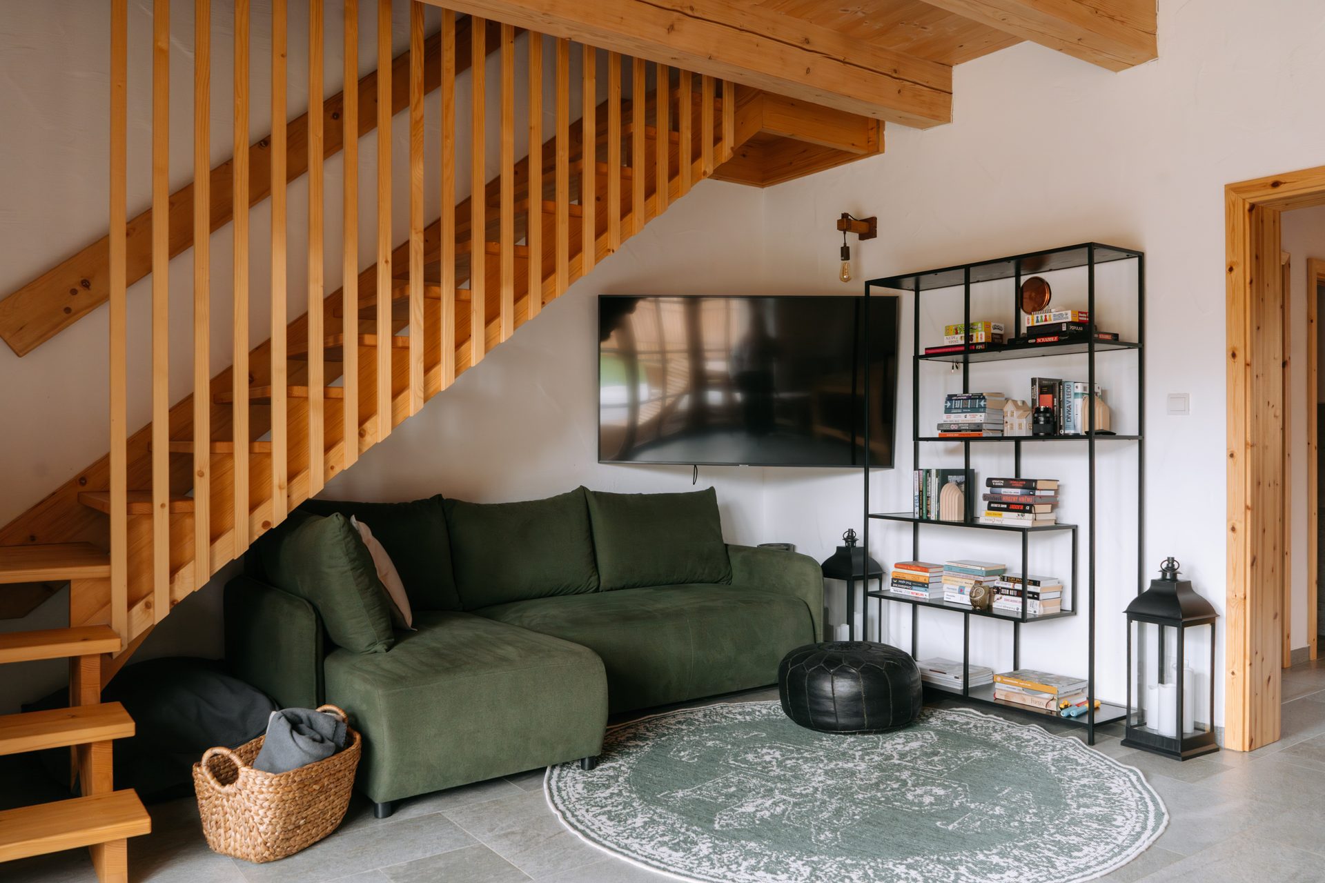 Wohnzimmer mit Bibliothek und großer Couch in Apartment 2 des Ferienhauses Výtoň 263