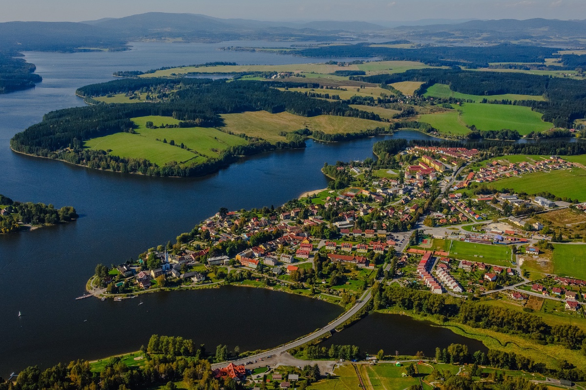 Jezero Lipno nad Vltavou se skiareálem, deset minut od chalupy Výtoň 263